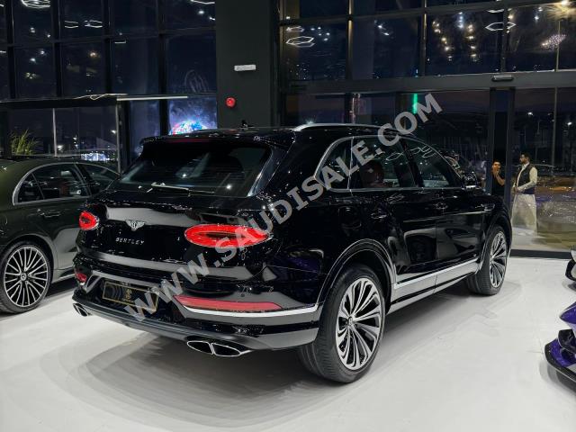 2021 بنتلي بنتايجا في 8