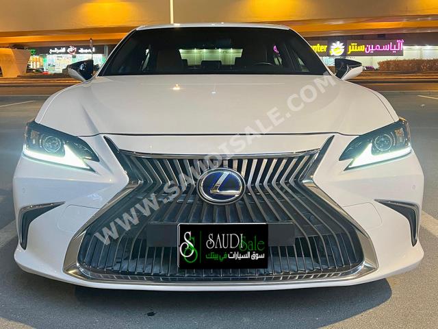 2019 لكزس إي إس 300