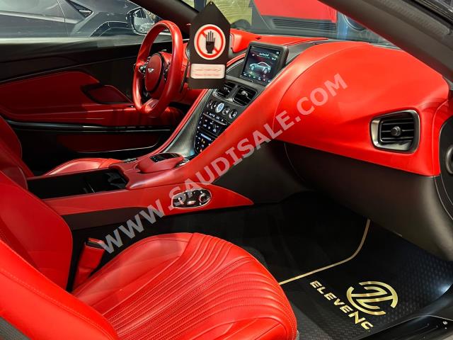 2017 استون مارتن دي بي 11