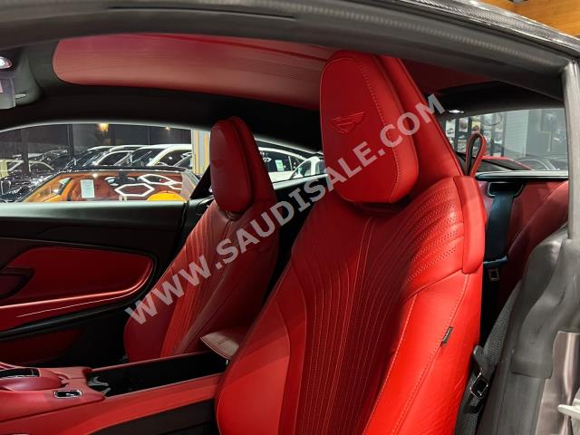 2017 استون مارتن دي بي 11