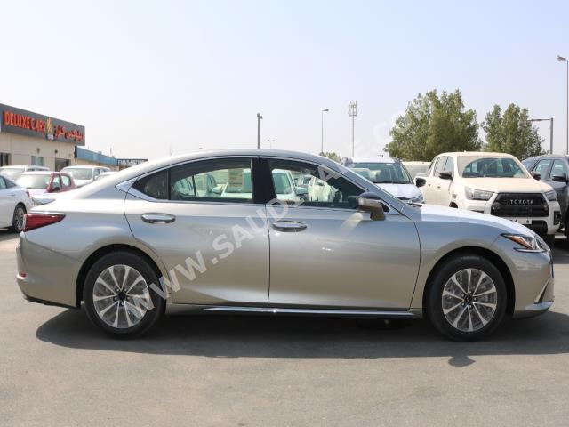 2022 لكزس إي إس 350