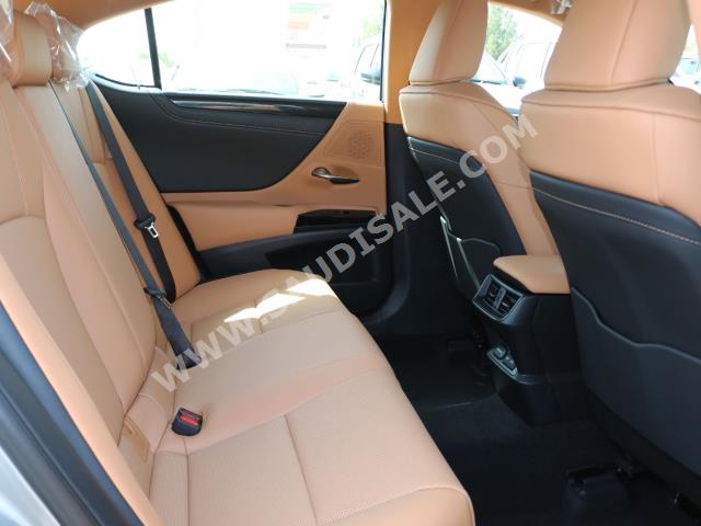 2022 لكزس إي إس 350