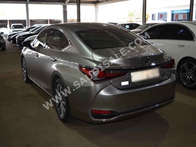 2021 لكزس إي إس 250