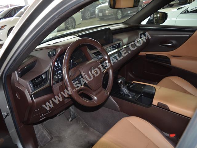 2021 لكزس إي إس 250