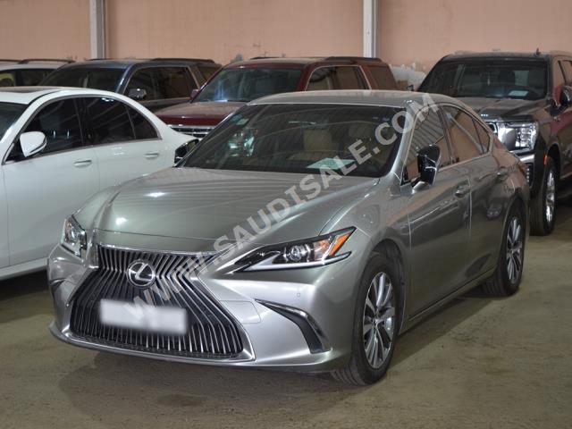 2021 لكزس إي إس 250