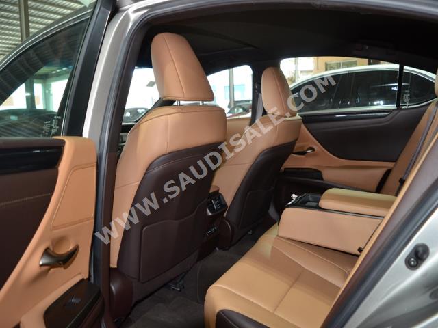 2021 لكزس إي إس 250