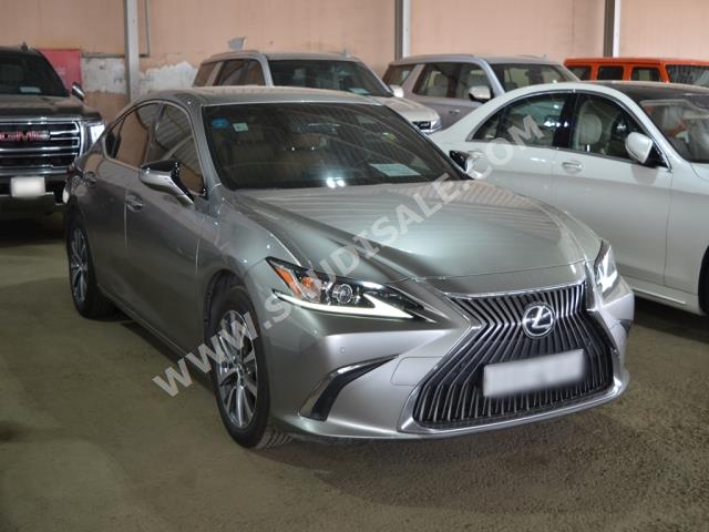 2021 لكزس إي إس 250