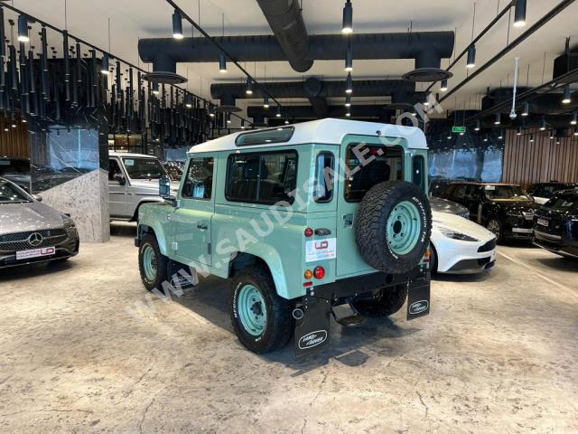 2016 لاند روفر ديفيندر 90