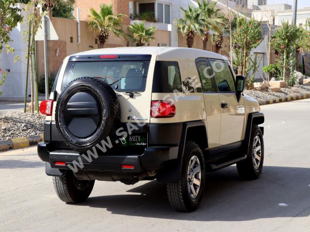 2023 تويوتا اف جي كروزر 2