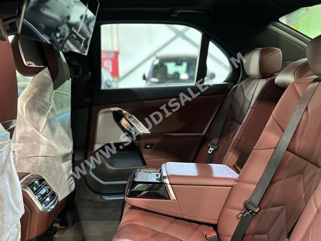 2023 بي ام دبليو الفئة السابعة 735 إل أي