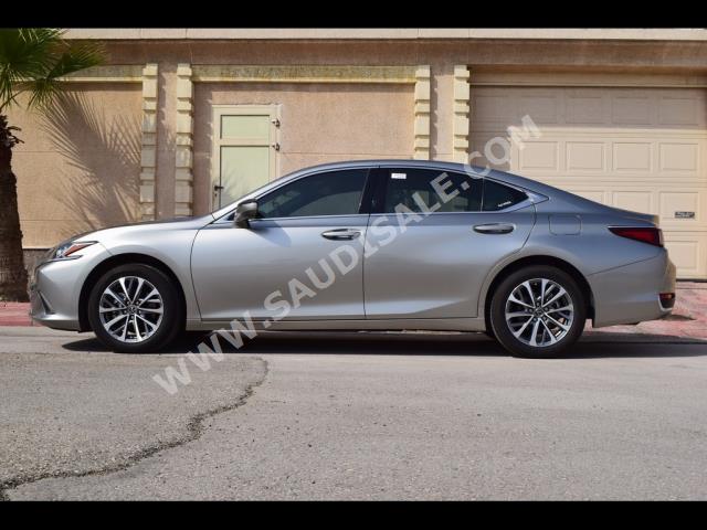 2022 لكزس إي إس 250