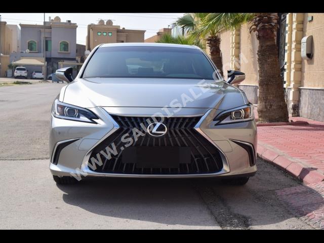 2022 لكزس إي إس 250