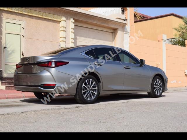 2022 لكزس إي إس 250