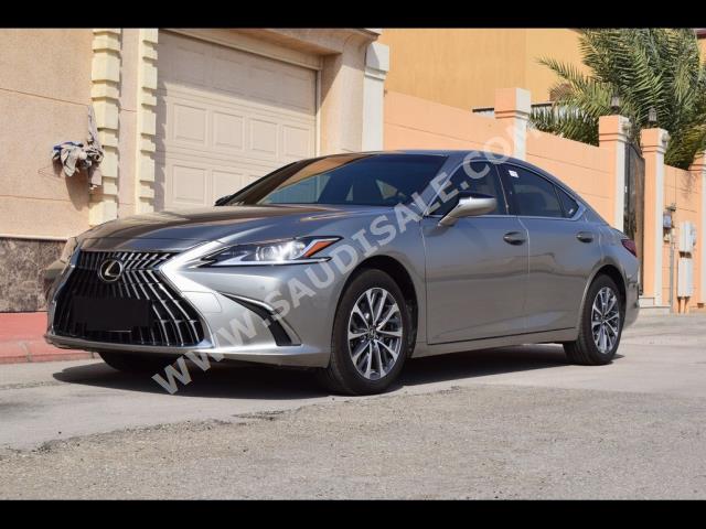2022 لكزس إي إس 250
