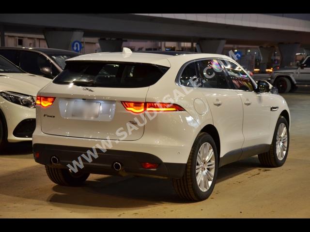 2017 جاكوار اف-بيس