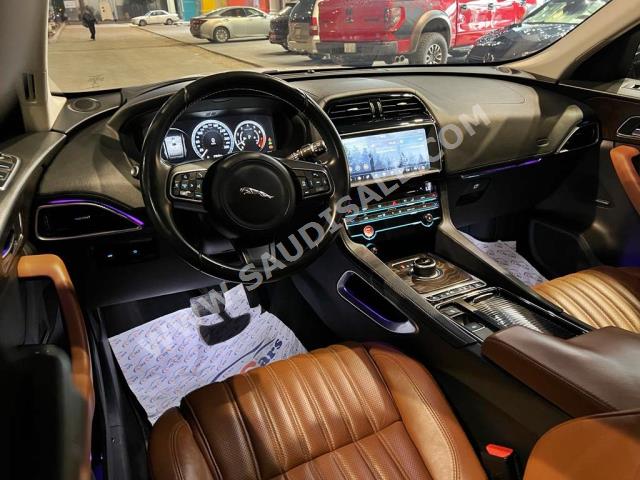 2017 جاكوار اف-بيس