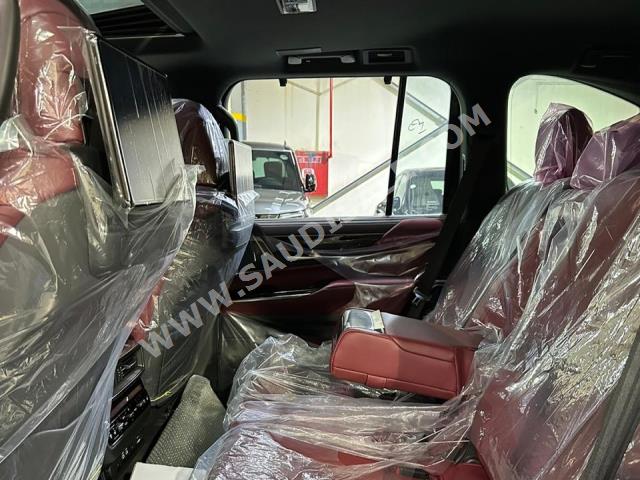 2022 لكزس إل إكس 600