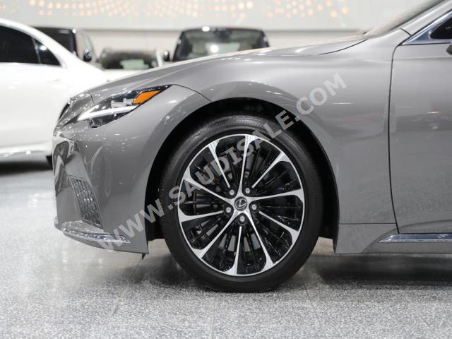 2023 لكزس إل إس 500