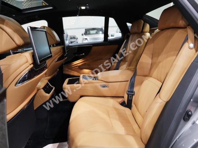 2023 لكزس إل إس 500