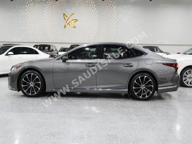 2023 لكزس إل إس 500