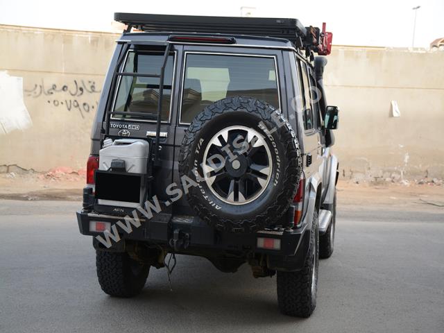 2014 تويوتا لاند كروزر ربع