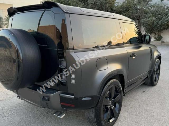 2023 لاند روفر ديفيندر إصدار كارباثيان