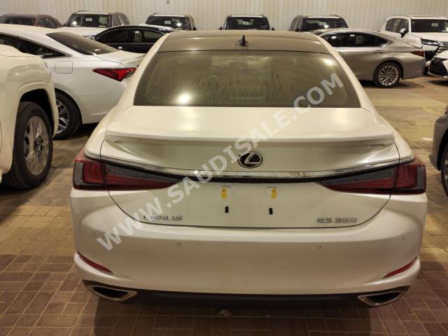 2023 لكزس إي إس 350