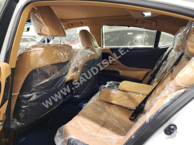 2023 لكزس إي إس 350