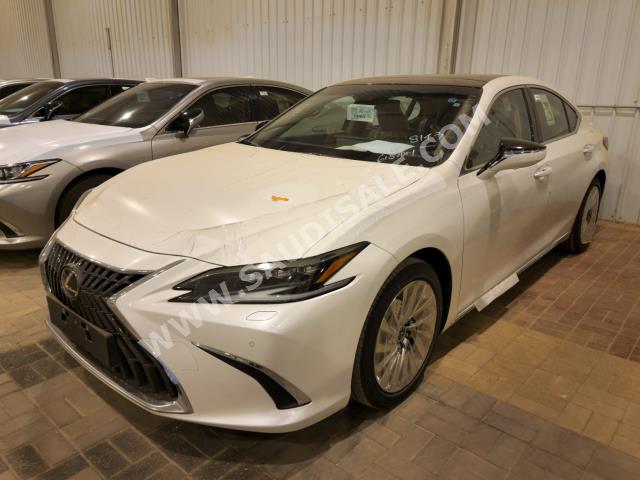 2023 لكزس إي إس 350