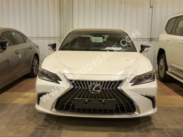2023 لكزس إي إس 350