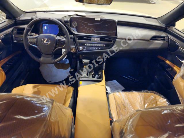 2023 لكزس إي إس 350