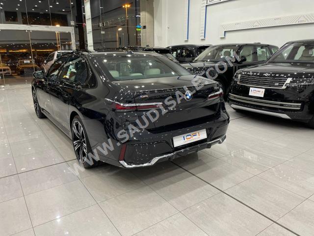 2023 بي ام دبليو الفئة السابعة 735 إل أي