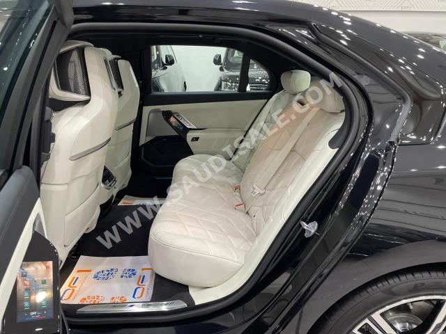 2023 بي ام دبليو الفئة السابعة 735 إل أي