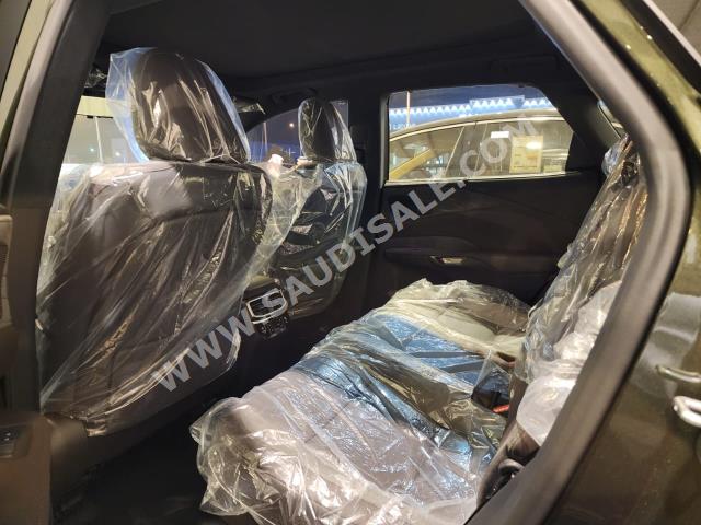 2024 لكزس أر إكس 350