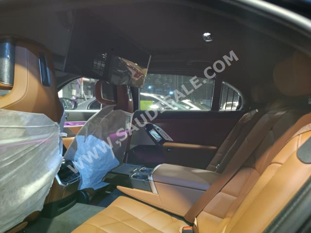 2023 بي ام دبليو الفئة السابعة 735 إل أي