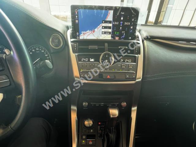 2021 لكزس إن إكس 300