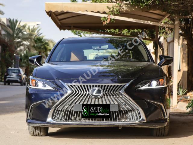 2019 لكزس إي إس 250