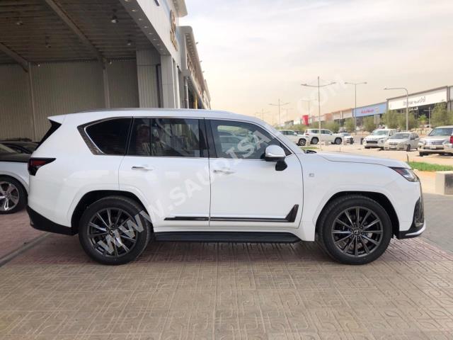 2023 لكزس إل إكس 600 إف