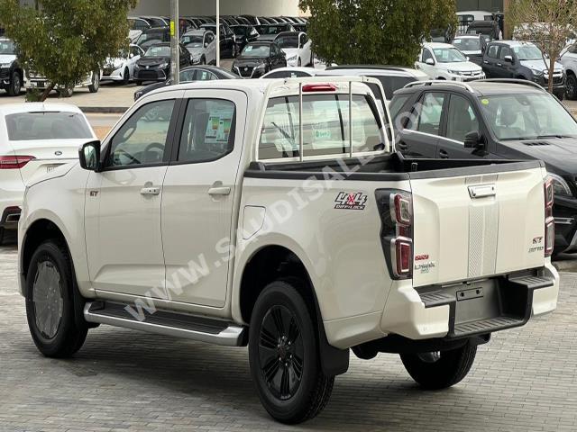 2023 ايسوزو بيكب غمارتين