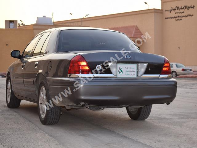 2010 فورد كراون فكتوريا