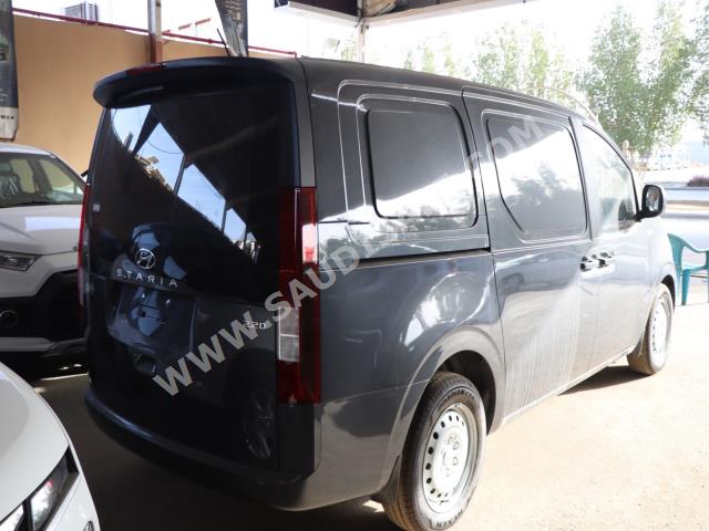 2023 هيونداي ستاريا