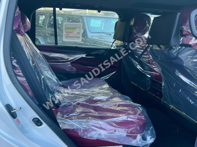 2023 لكزس إل إكس 600