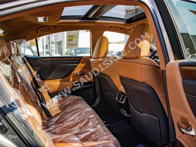 2023 لكزس إي إس 350