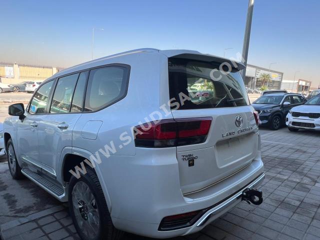 2024 تويوتا لاند كروزر جي اكس ار4