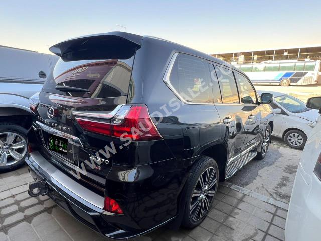 2017 لكزس إل إكس 570