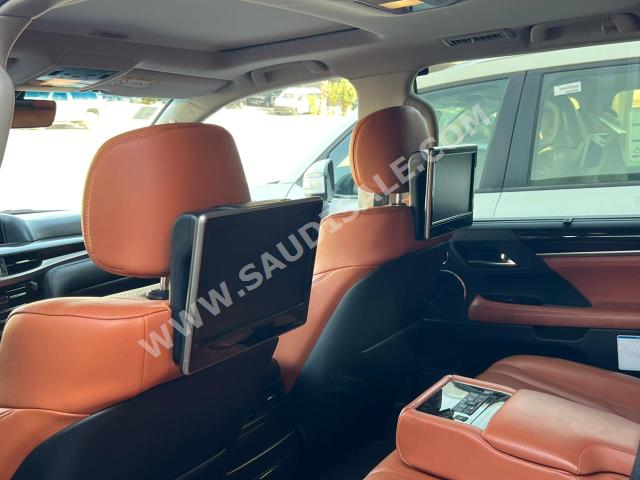 2017 لكزس إل إكس 570