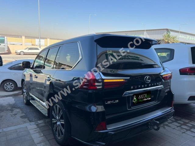 2017 لكزس إل إكس 570