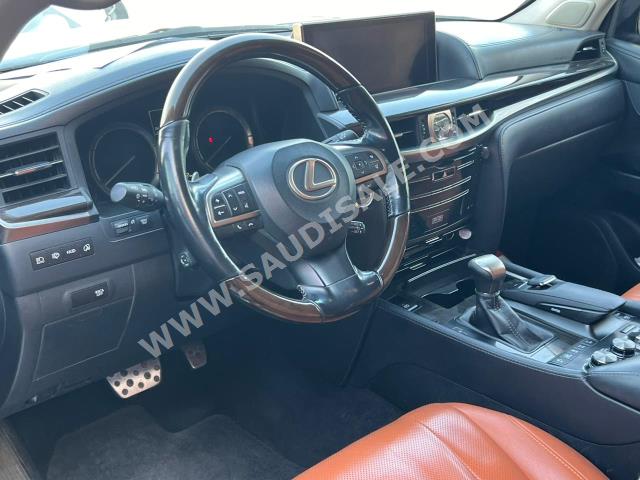 2017 لكزس إل إكس 570