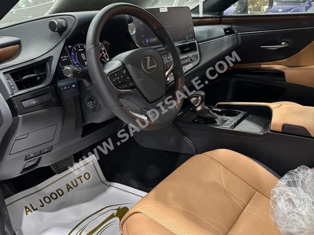 2023 لكزس إي إس 350