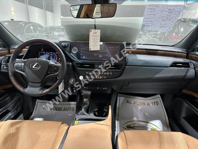 2023 لكزس إي إس 350